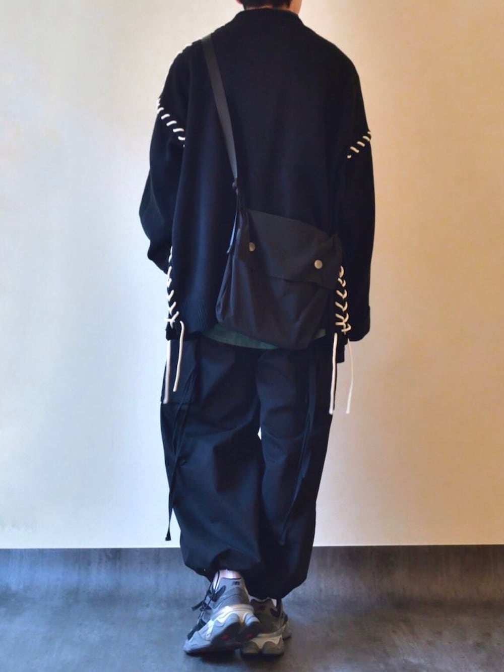ブラック系のカーディガン/ボレロ、グリーン系のシャツ/ブラウス、ブラック系のショルダーバッグを着用したメンズの冬コーディネートの4枚目の写真