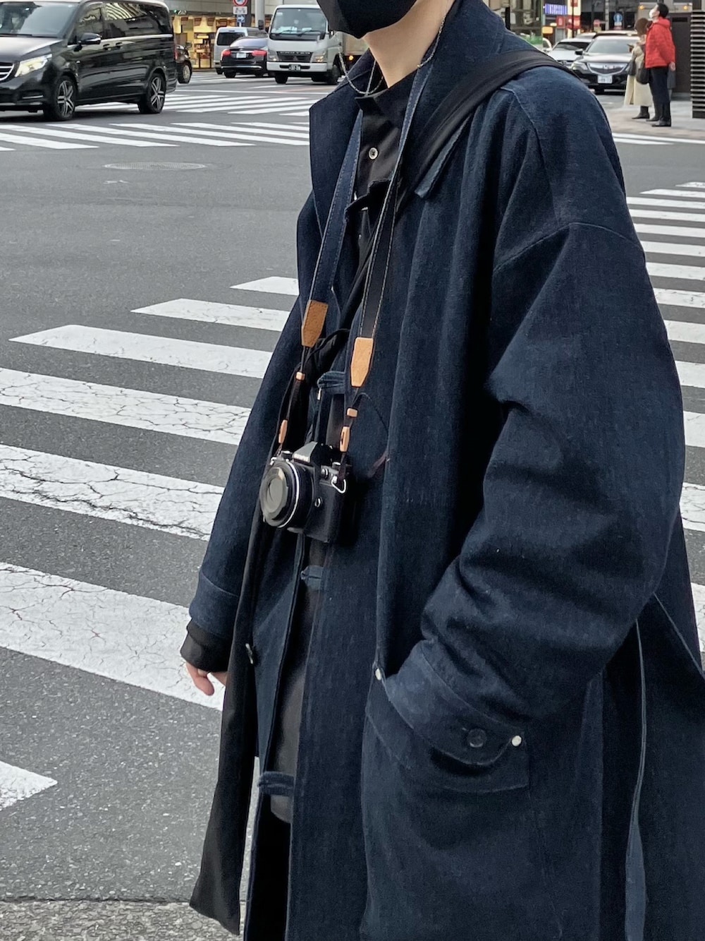 ブルー系のダウンジャケット/コート、ブルー系のデニムジャケット、ブラック系のシャツ/ブラウスを着用したメンズの冬コーディネートの5枚目の写真