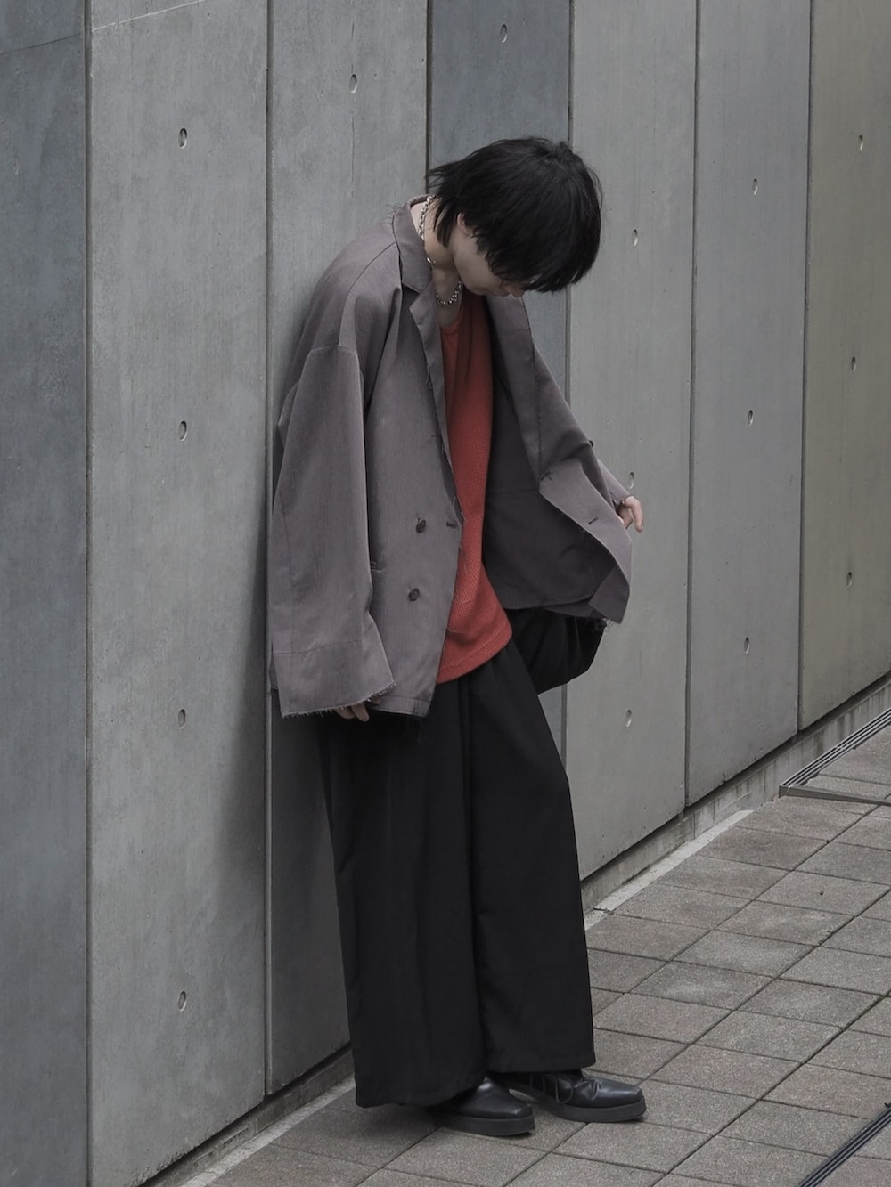 ブラウン系のテーラードジャケット、ブラウン系のタンクトップ、ブラック系のスカートを着用したメンズの夏コーディネートの2枚目の写真