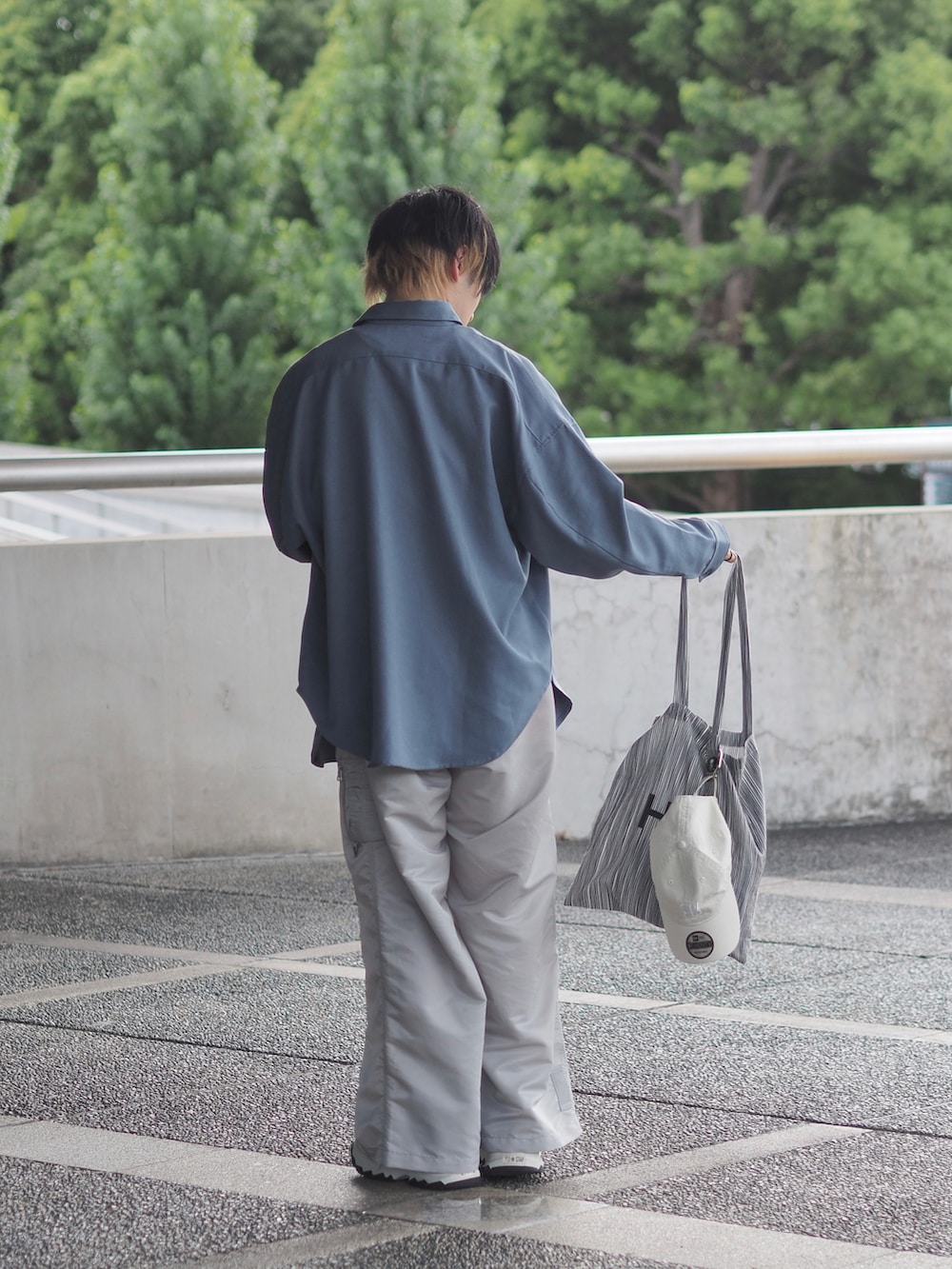 ブルー系のシャツ/ブラウス、ホワイト系のタンクトップ、ベージュ系のその他パンツを着用したメンズの秋コーディネートの2枚目の写真