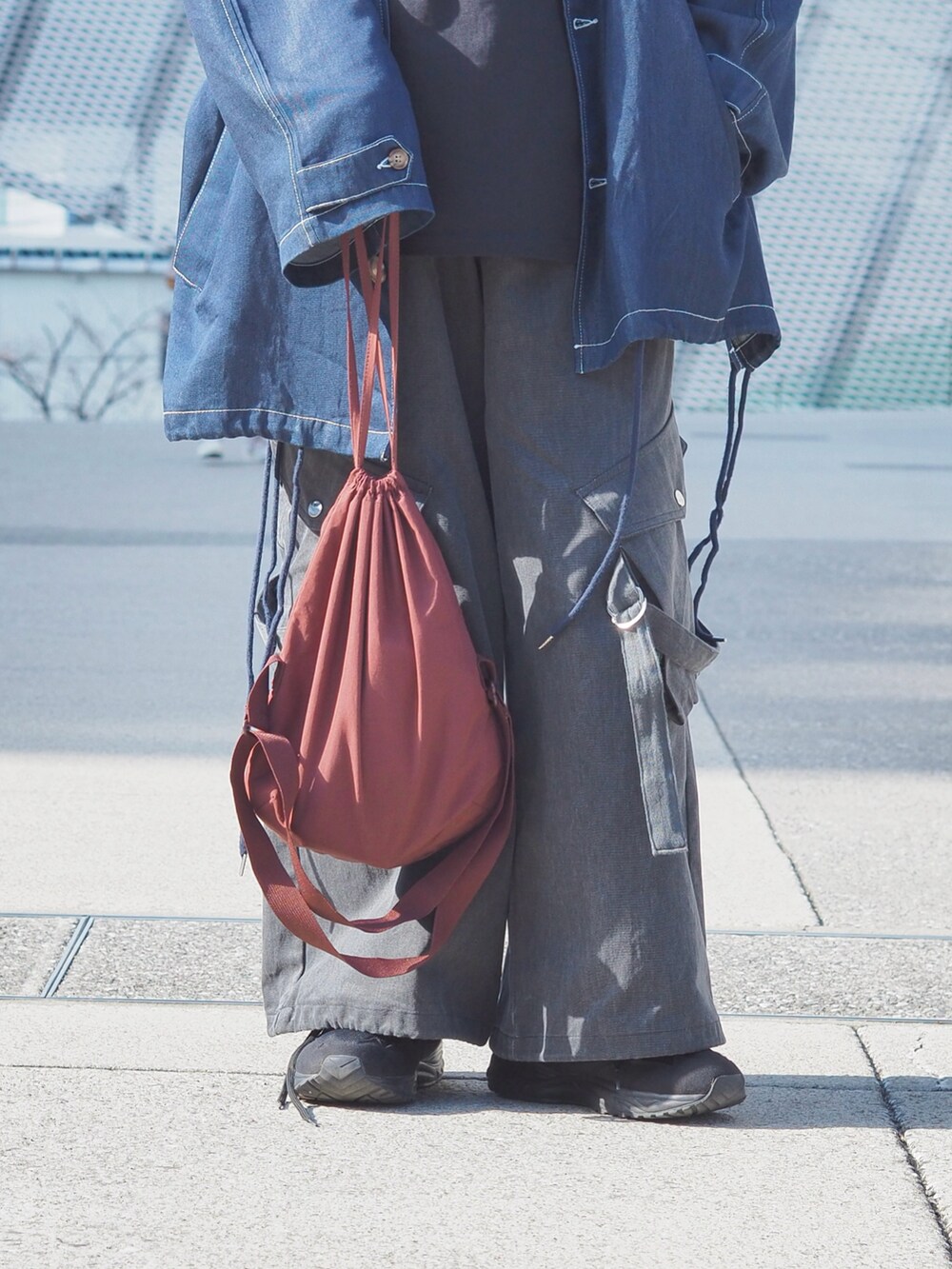 ブルー系のデニムジャケット、ブラック系のTシャツ/カットソー、ブラック系のTシャツ/カットソーを着用したメンズの春コーディネートの4枚目の写真