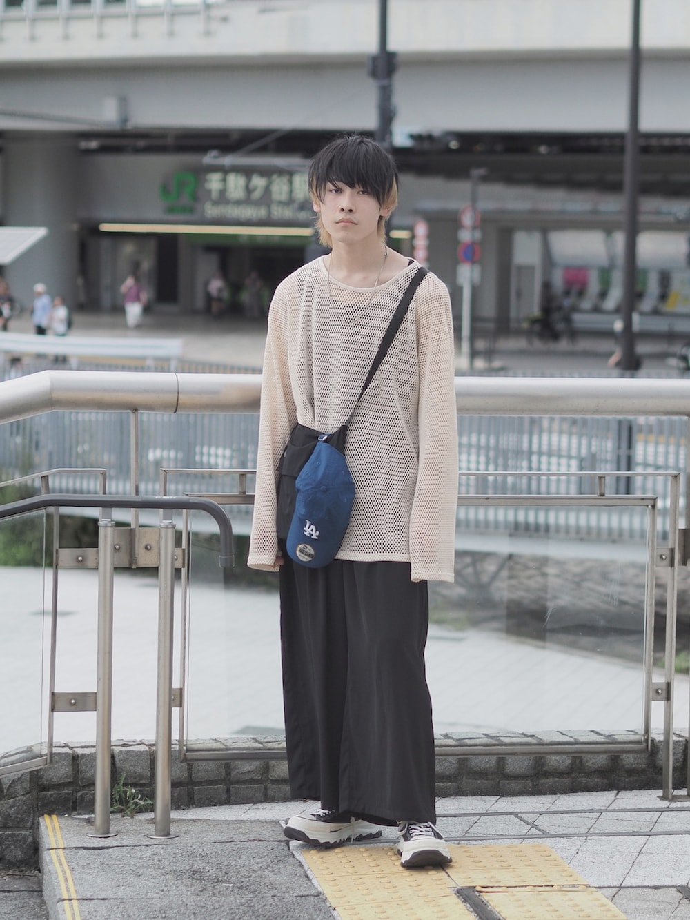 ホワイト系のTシャツ/カットソー、ブラック系のショルダーバッグ、ブラック系のスカートを着用したメンズの秋コーディネートの2枚目の写真