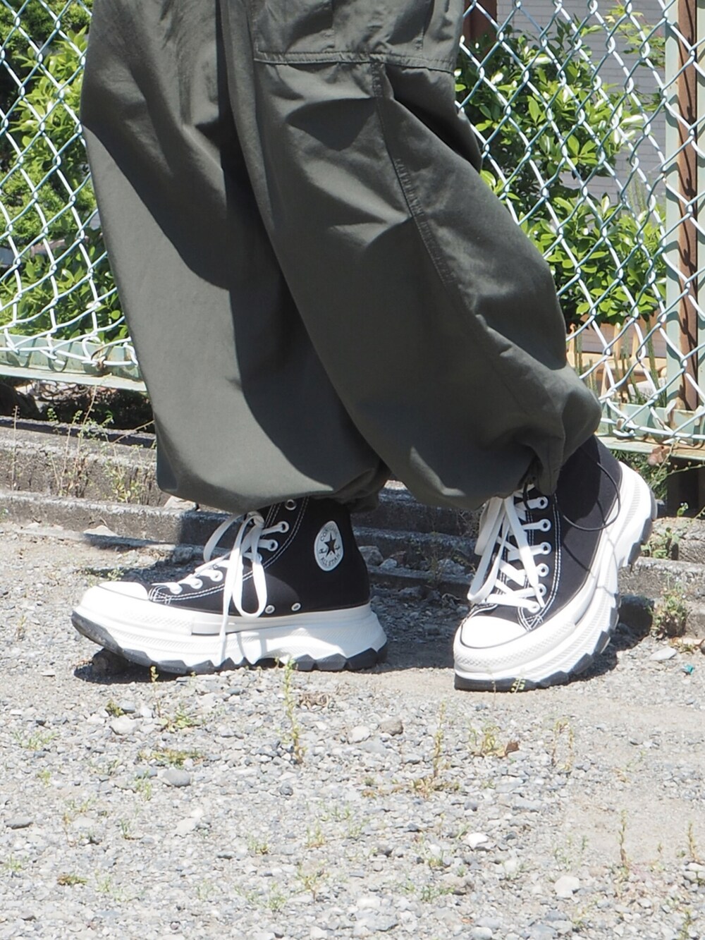 ブラック系のスニーカー、グリーン系のカーゴパンツ、パープル系のシャツ/ブラウスを着用したメンズの春コーディネートの4枚目の写真