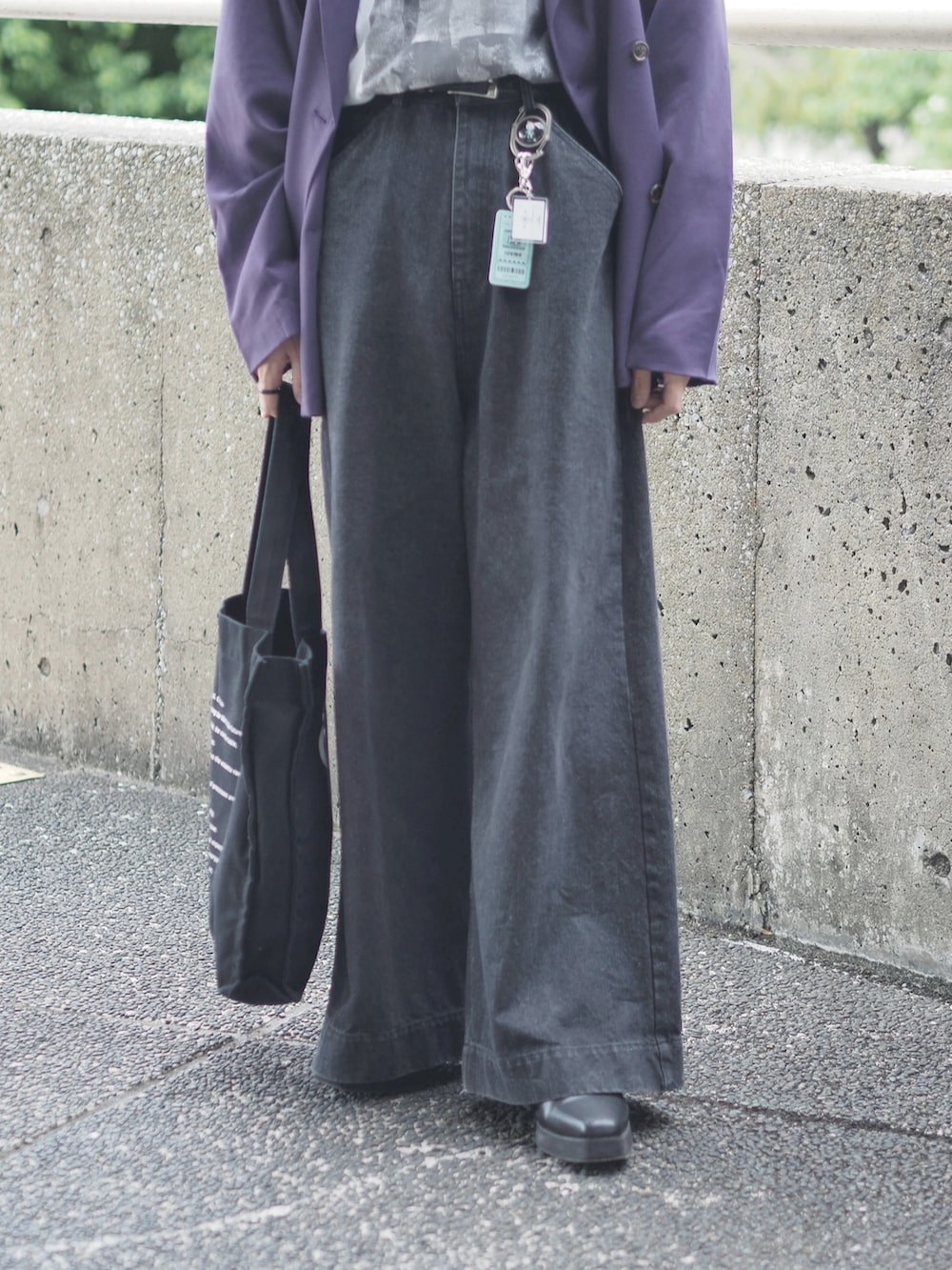 パープル系のテーラードジャケット、ホワイト系のTシャツ/カットソー、ブラック系のデニムパンツを着用したメンズの秋コーディネートの4枚目の写真