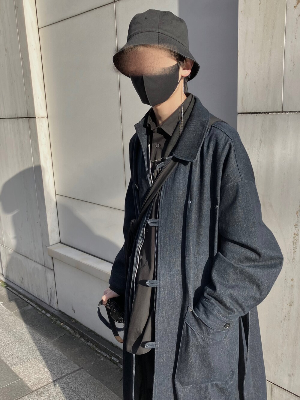 ブルー系のダウンジャケット/コート、ブルー系のデニムジャケット、ブラック系のシャツ/ブラウスを着用したメンズの冬コーディネートの4枚目の写真