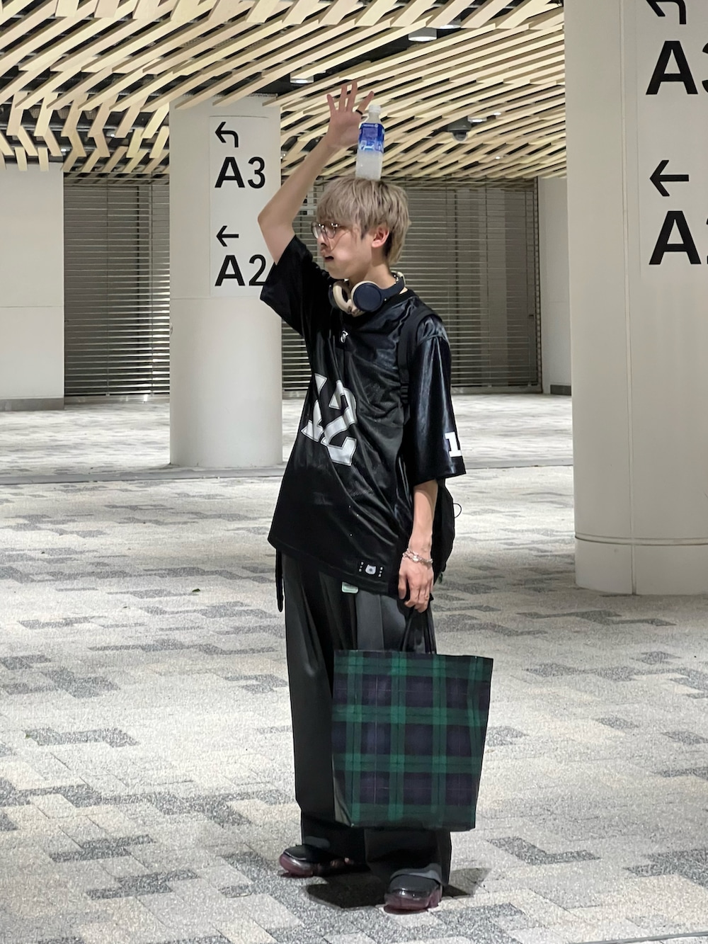 グレー系のその他パンツ、ブラック系のTシャツ/カットソー、ブラック系のスニーカーを着用したメンズの秋コーディネートの5枚目の写真