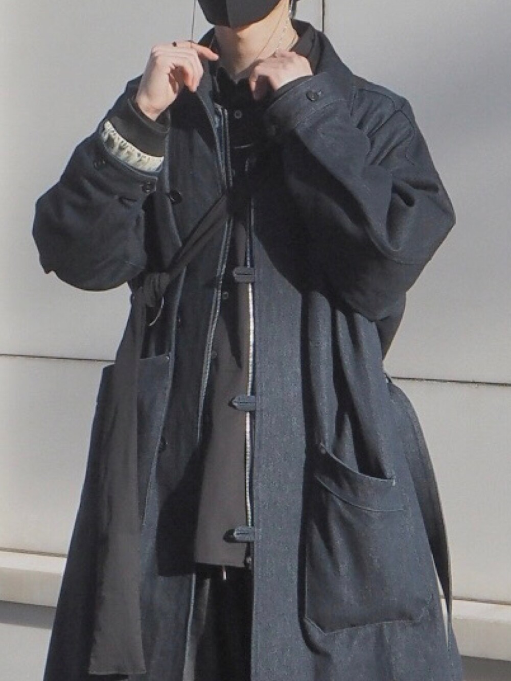 ブルー系のダウンジャケット/コート、ブルー系のデニムジャケット、ブラック系のシャツ/ブラウスを着用したメンズの冬コーディネートの2枚目の写真