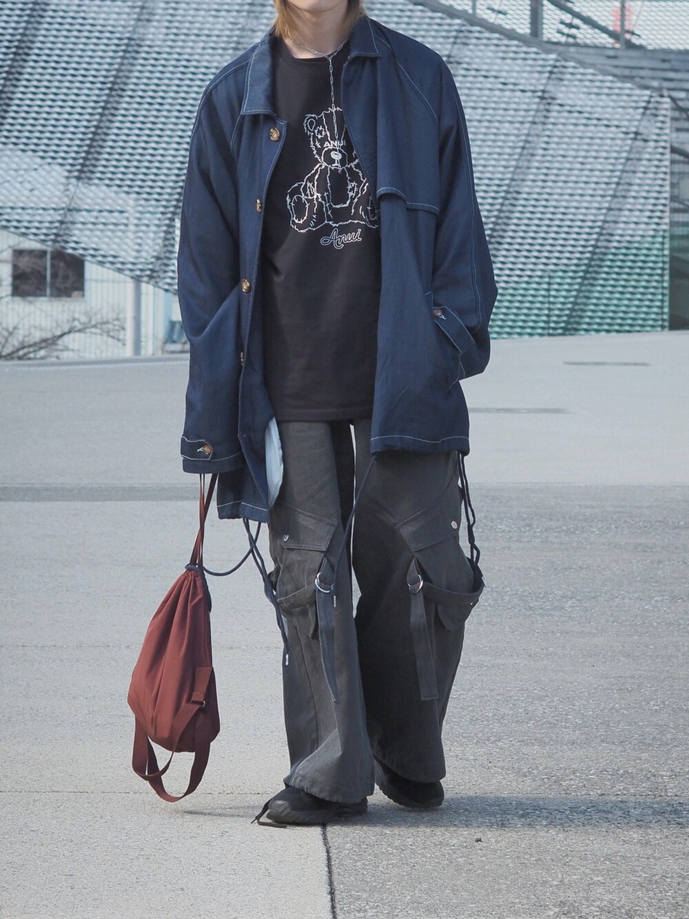 ブルー系のデニムジャケット、ブラック系のTシャツ/カットソー、ブラック系のTシャツ/カットソーを着用したメンズの春コーディネートの3枚目の写真