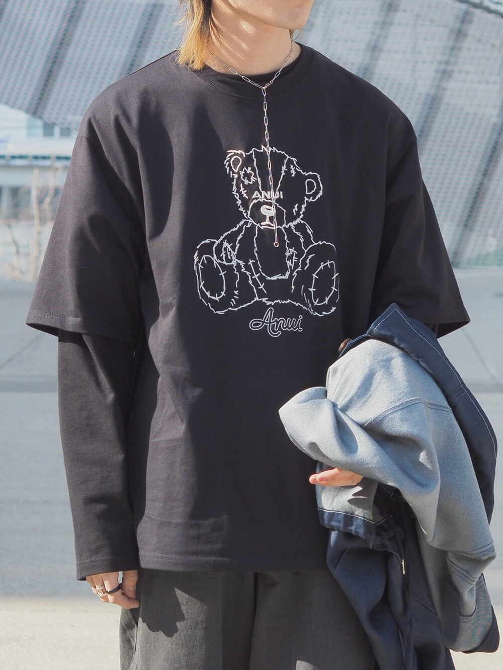 ブルー系のデニムジャケット、ブラック系のTシャツ/カットソー、ブラック系のTシャツ/カットソーを着用したメンズの春コーディネートの5枚目の写真