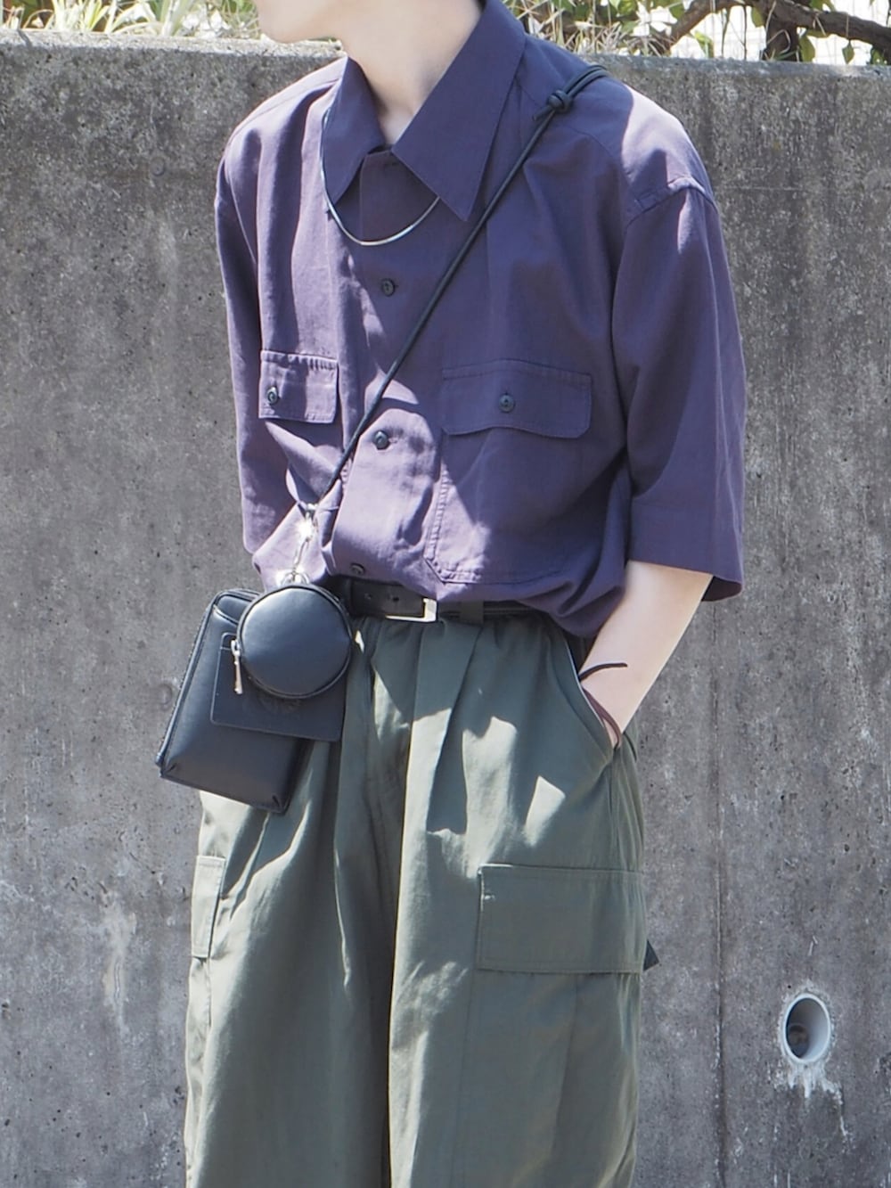 ブラック系のスニーカー、グリーン系のカーゴパンツ、パープル系のシャツ/ブラウスを着用したメンズの春コーディネートの2枚目の写真