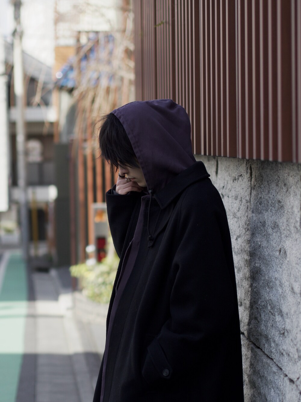 ベージュ系のチノパンツ、ブラック系のブーツ、ブラック系のシャツ/ブラウスを着用したメンズの冬コーディネートの2枚目の写真