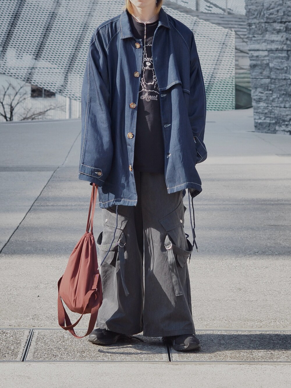 ブルー系のデニムジャケット、ブラック系のTシャツ/カットソー、ブラック系のTシャツ/カットソーを着用したメンズの春コーディネートの2枚目の写真