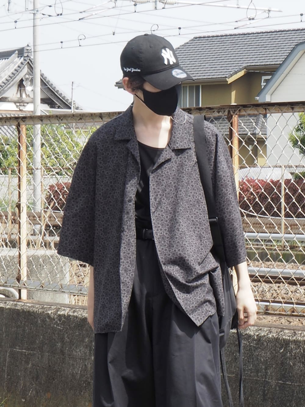 ブラック系のシャツ/ブラウス、ブラック系のタンクトップ、ブラック系のスラックスを着用したメンズの春コーディネートの2枚目の写真