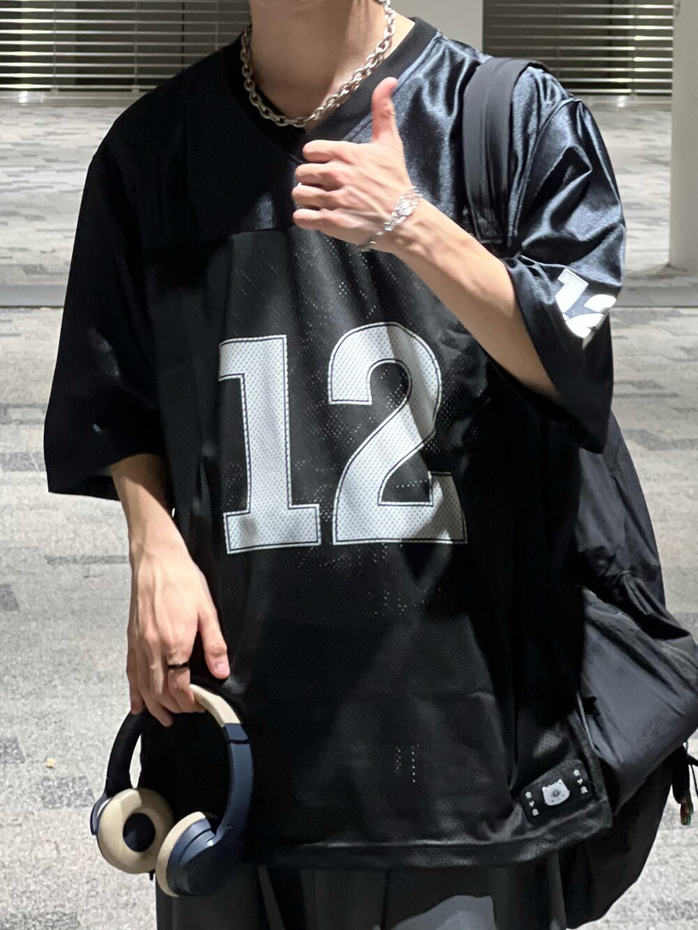 グレー系のその他パンツ、ブラック系のTシャツ/カットソー、ブラック系のスニーカーを着用したメンズの秋コーディネートの3枚目の写真