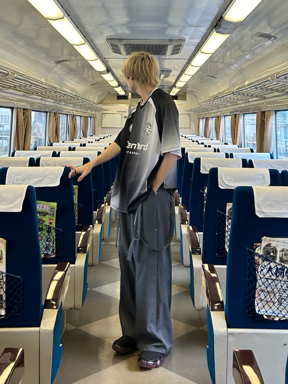 ブラック系のジャージ、グレー系のスラックス、ブラック系のスニーカーを着用したメンズの秋コーディネートの3枚目の写真