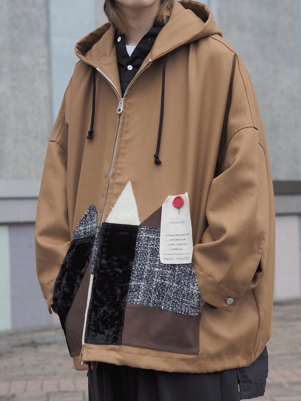 ブラウン系のパーカー、ブラック系のシャツ/ブラウス、ブラック系のスウェットパンツを着用したメンズの春コーディネートの2枚目の写真