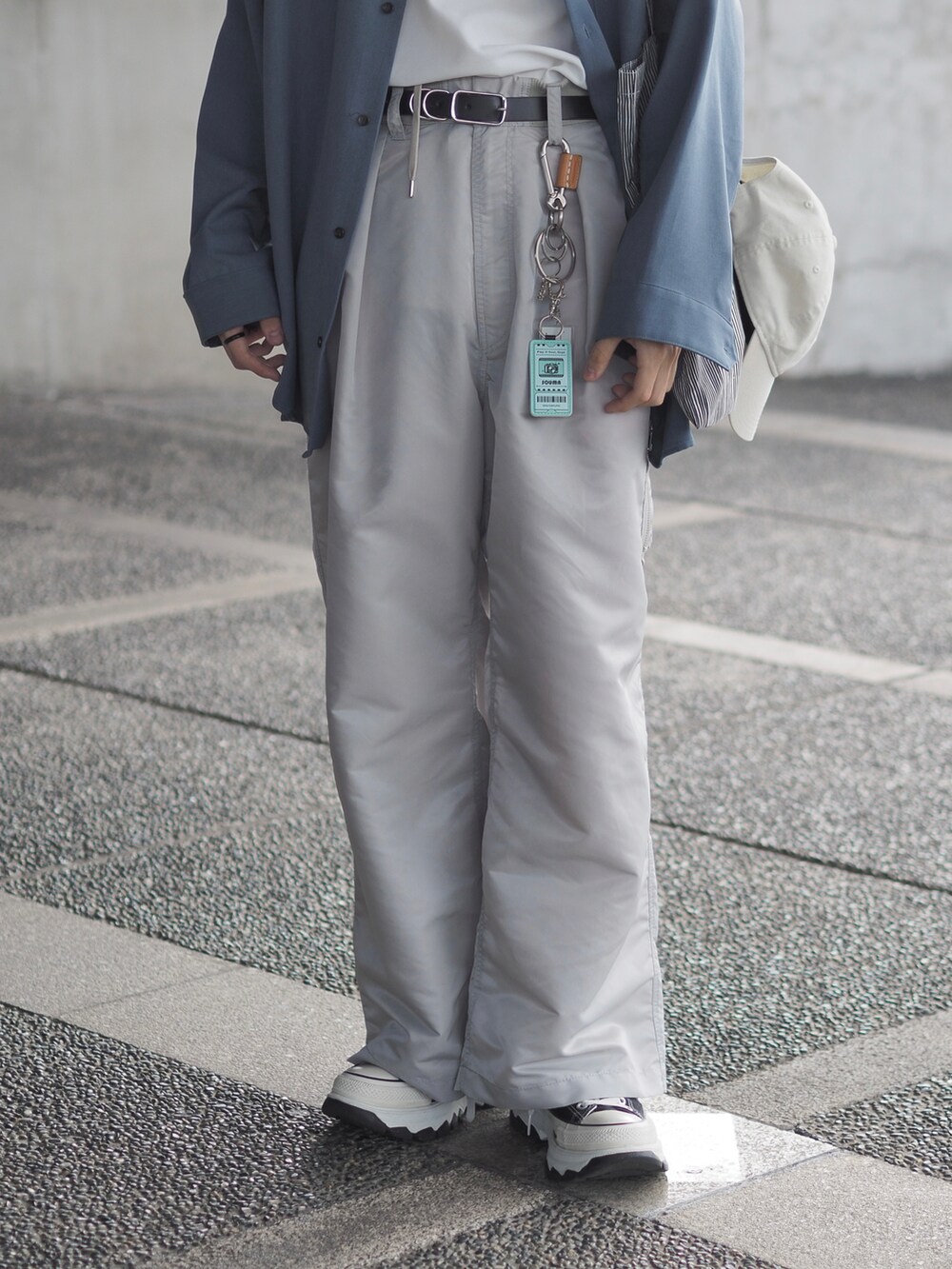ブルー系のシャツ/ブラウス、ホワイト系のタンクトップ、ベージュ系のその他パンツを着用したメンズの秋コーディネートの4枚目の写真