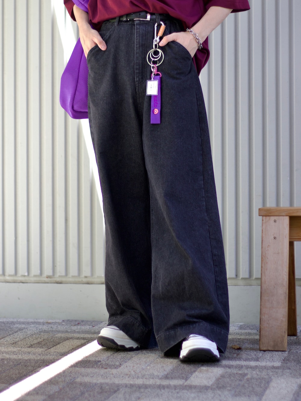 ブラウン系のテーラードジャケット、パープル系のTシャツ/カットソー、ブラック系のデニムパンツを着用したメンズの秋コーディネートの4枚目の写真