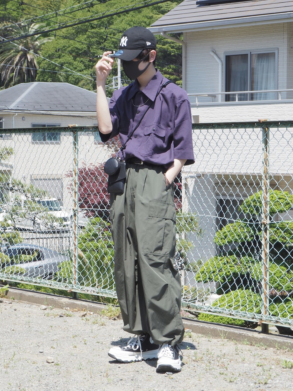 ブラック系のスニーカー、グリーン系のカーゴパンツ、パープル系のシャツ/ブラウスを着用したメンズの春コーディネートの5枚目の写真