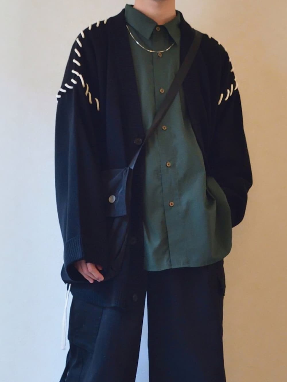 ブラック系のカーディガン/ボレロ、グリーン系のシャツ/ブラウス、ブラック系のショルダーバッグを着用したメンズの冬コーディネートの2枚目の写真