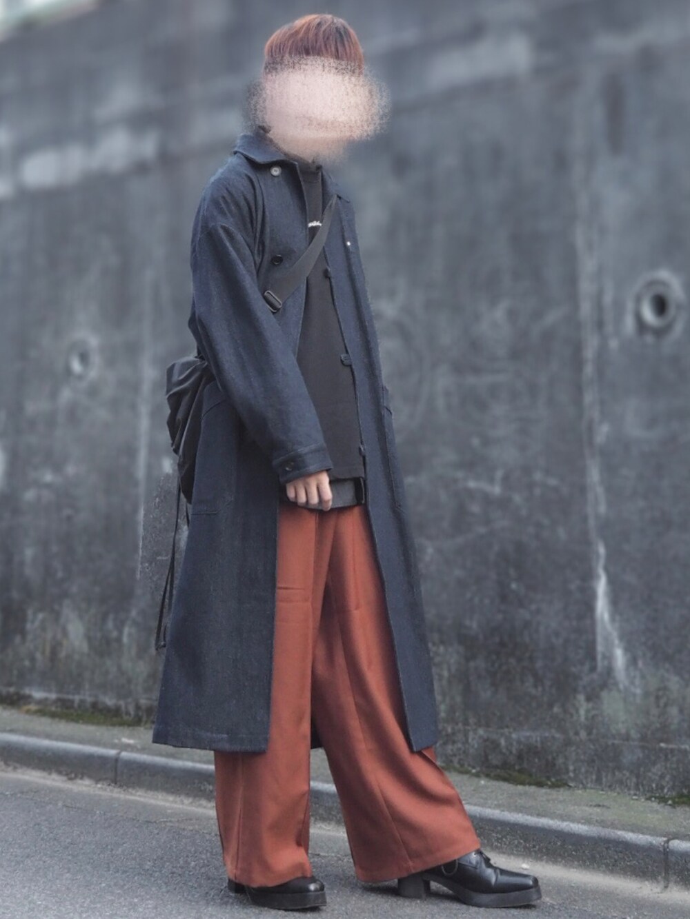 ブルー系のダウンジャケット/コート、ブラック系のTシャツ/カットソー、ブルー系のシャツ/ブラウスを着用したメンズの秋コーディネートの3枚目の写真