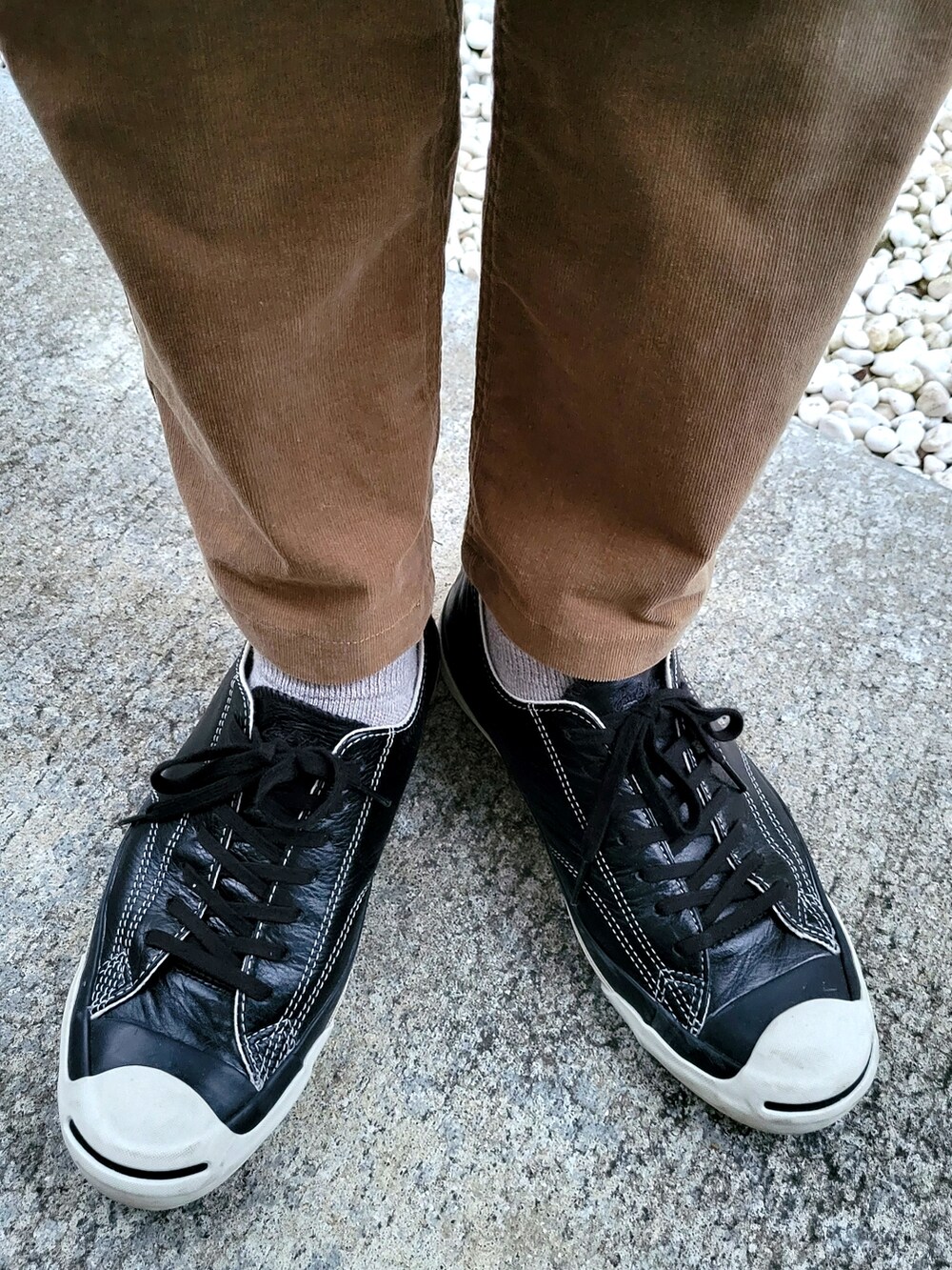 ブラック系のスニーカー、ブラウン系のその他パンツ、ホワイト系のシャツ/ブラウスを着用したメンズの秋コーディネートの4枚目の写真