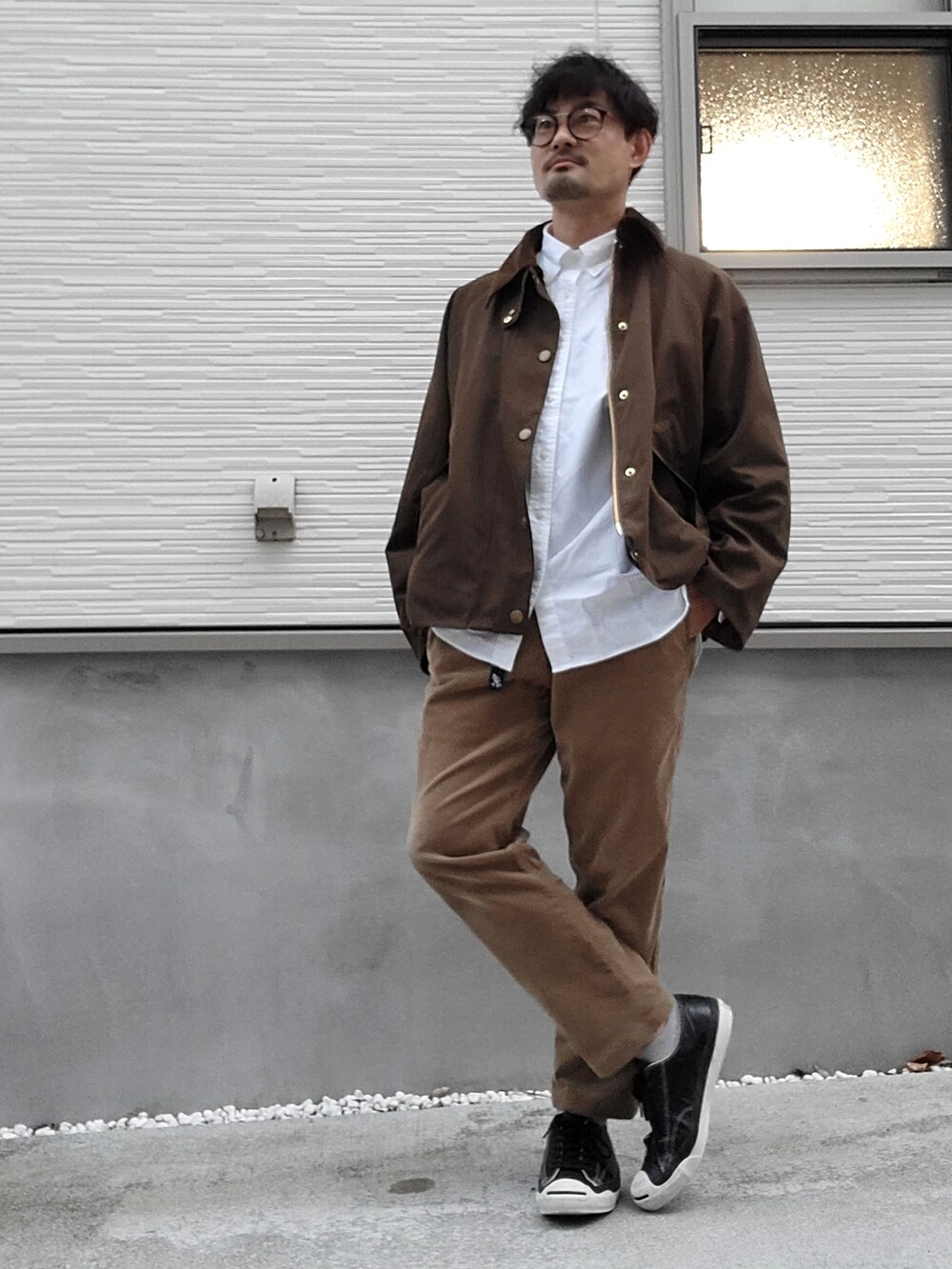 ブラック系のスニーカー、ブラウン系のその他パンツ、ホワイト系のシャツ/ブラウスを着用したメンズの秋コーディネートの2枚目の写真