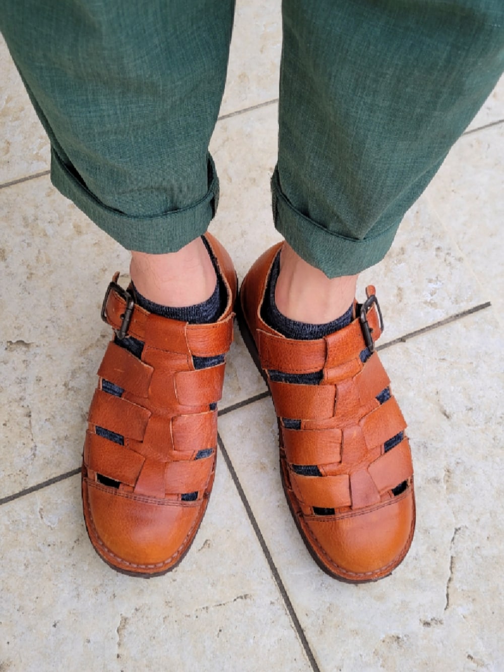 ブルー系のシャツ/ブラウス、ベージュ系のスラックス、ブラウン系のサンダルを着用したメンズの春コーディネートの2枚目の写真