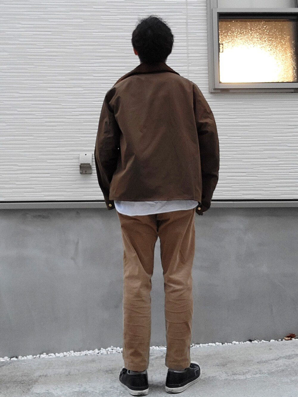 ブラック系のスニーカー、ブラウン系のその他パンツ、ホワイト系のシャツ/ブラウスを着用したメンズの秋コーディネートの3枚目の写真
