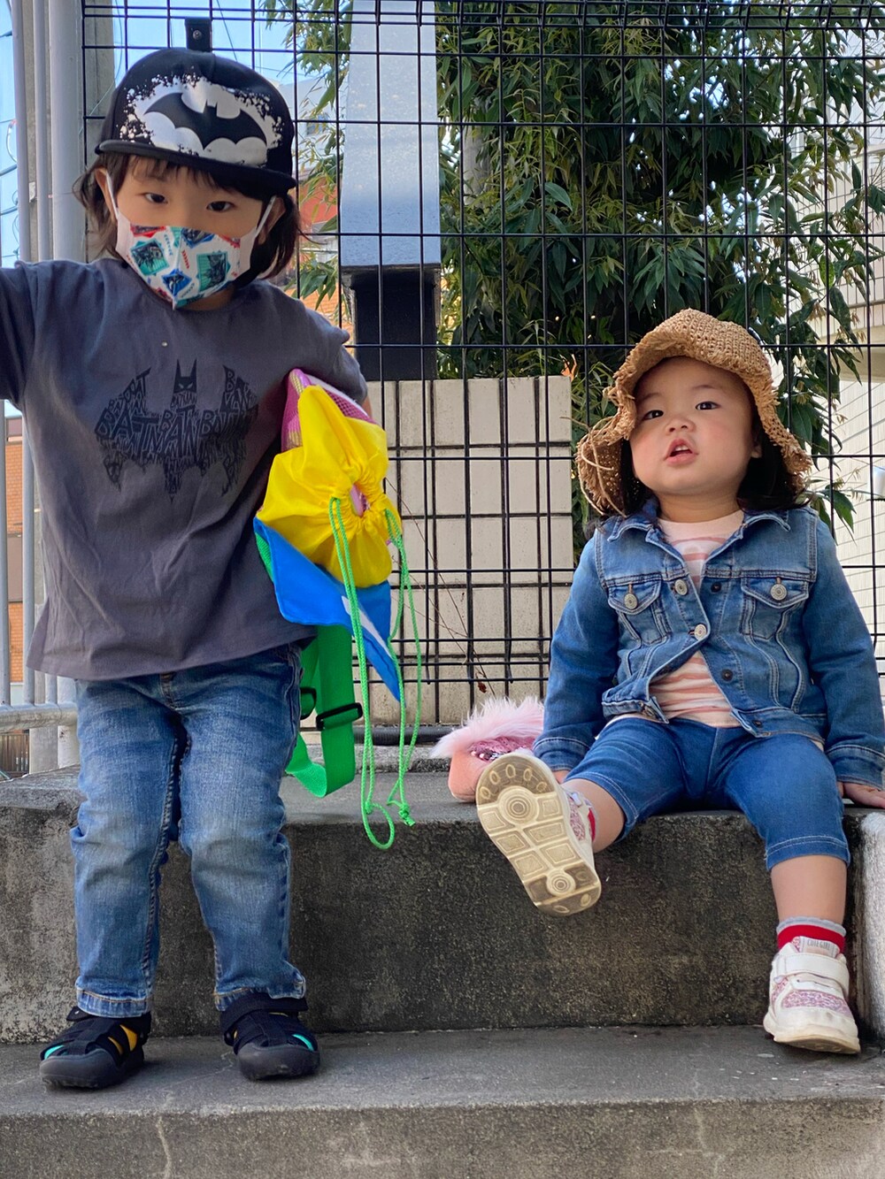 ブルー系のデニムパンツ、ブラック系のサンダル、グレー系のTシャツ/カットソーを着用したキッズの春コーディネートの2枚目の写真
