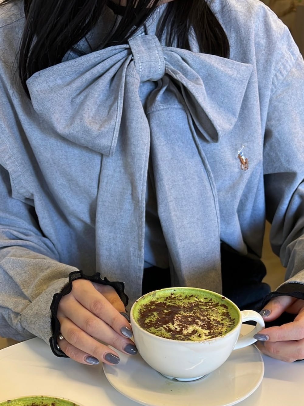 ホワイト系のショルダーバッグ、グレー系のシャツ/ブラウス、ブラック系のチェスターコートを着用したレディースの秋コーディネートの2枚目の写真