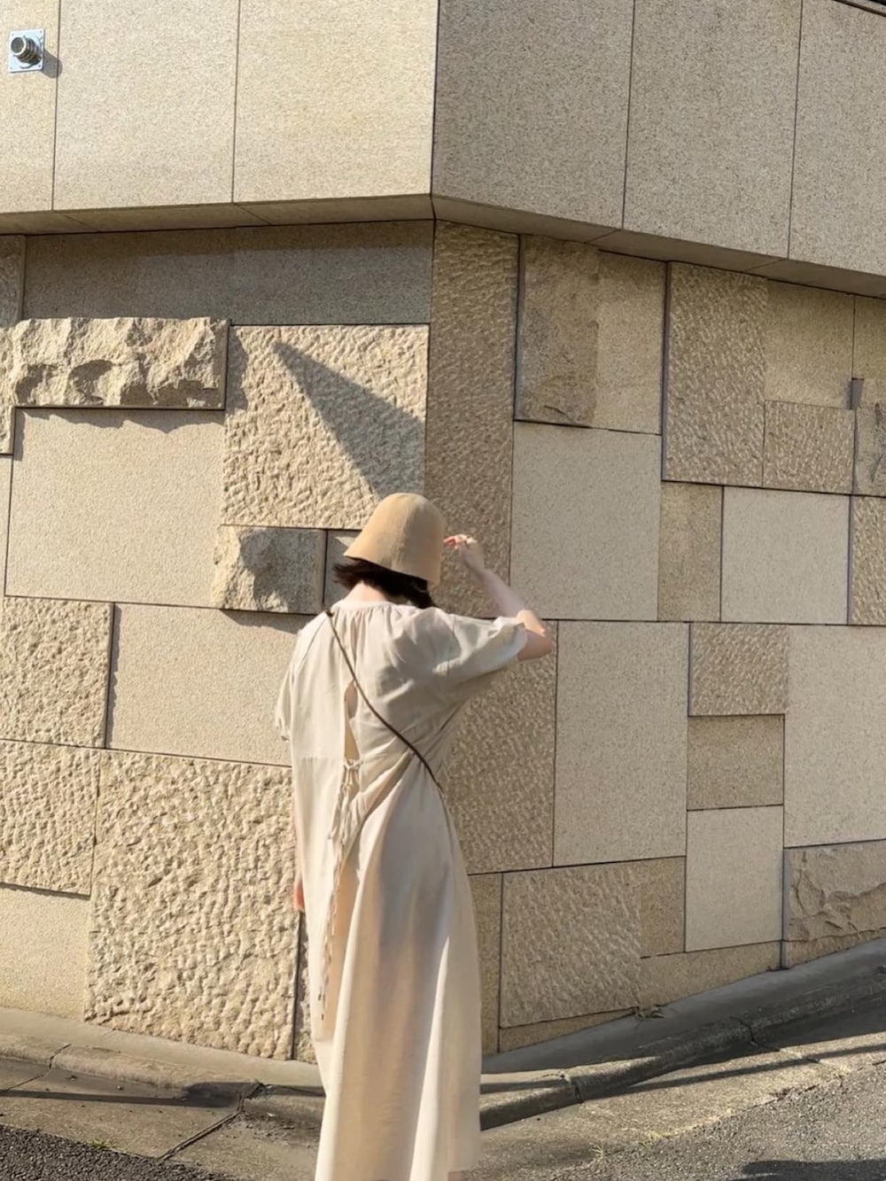 ベージュ系のワンピースを着用したレディースの夏コーディネートの2枚目の写真