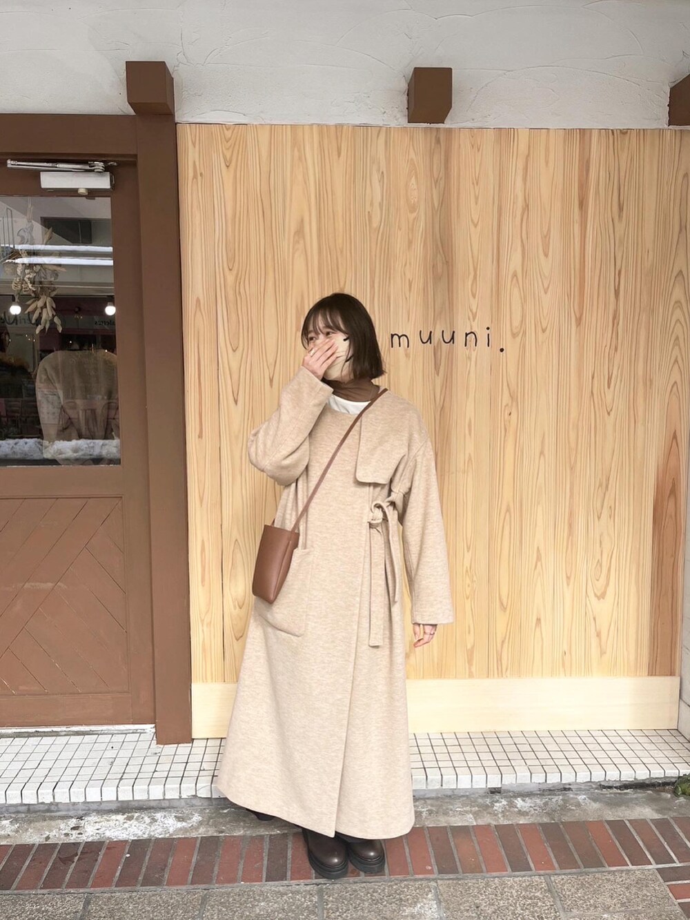 ベージュ系のその他アウターを着用したレディースの冬コーディネートの3枚目の写真