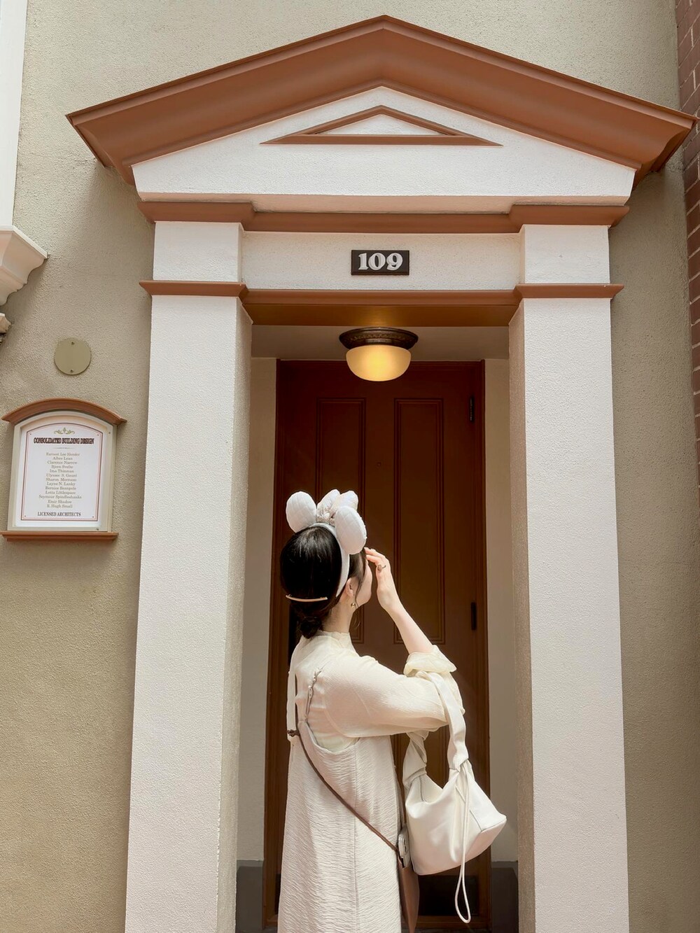 ベージュ系のワンピース、ベージュ系のTシャツ/カットソーを着用したレディースの春コーディネートの2枚目の写真