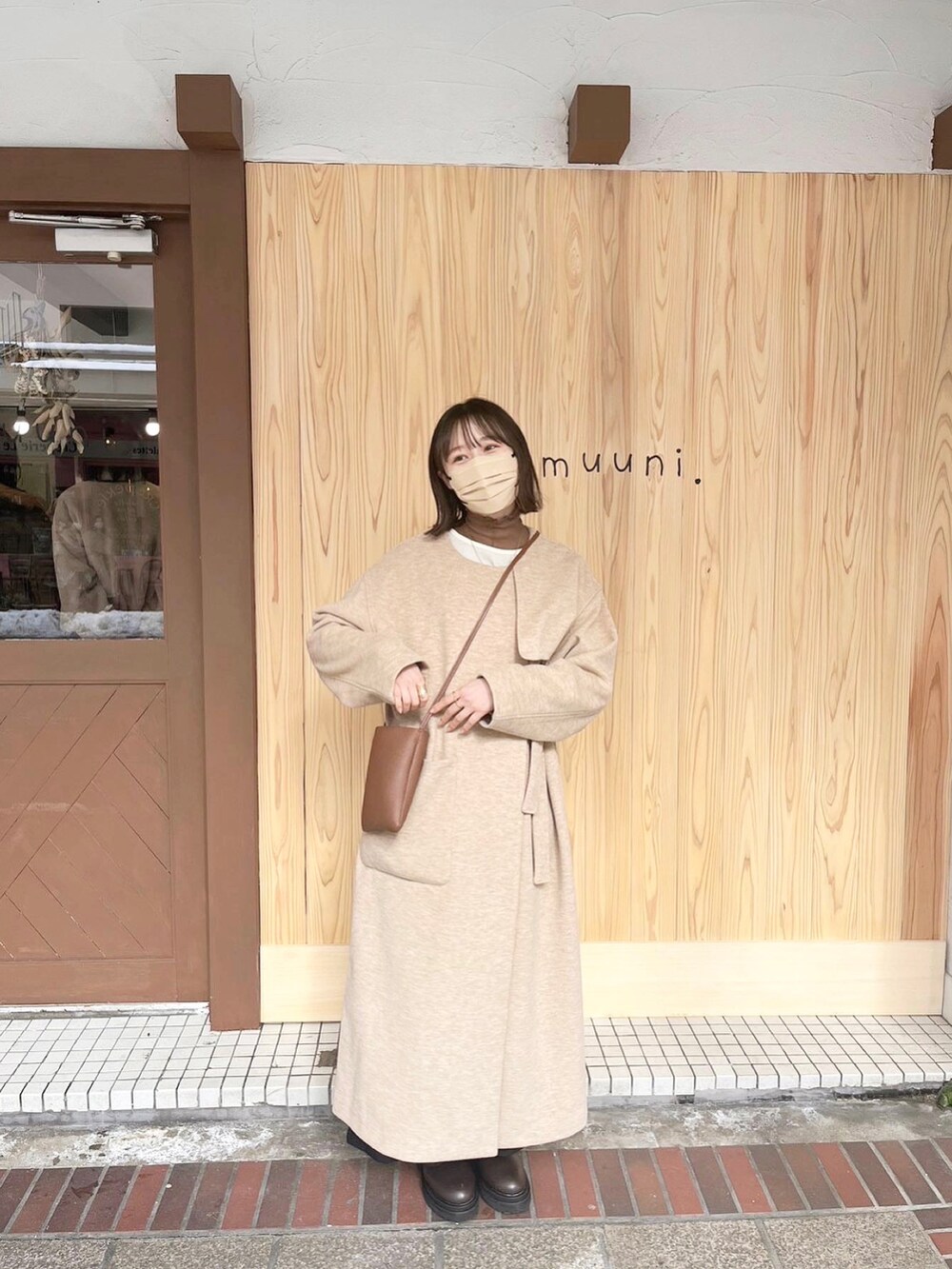 ベージュ系のその他アウターを着用したレディースの冬コーディネートの2枚目の写真