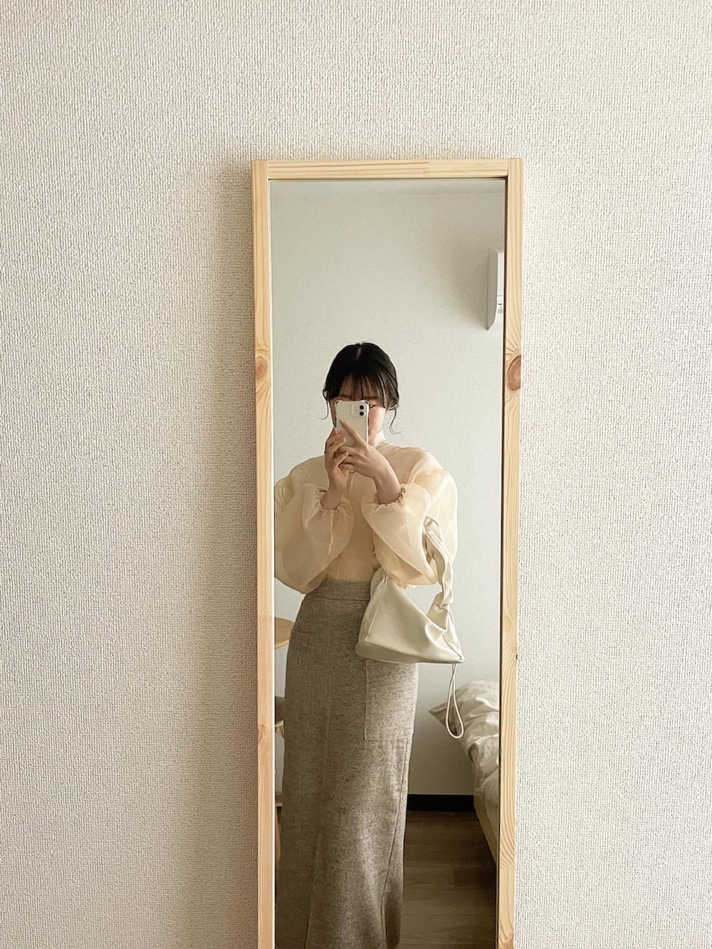 ホワイト系のスカート、ホワイト系のシャツ/ブラウスを着用したレディースの春コーディネートの2枚目の写真