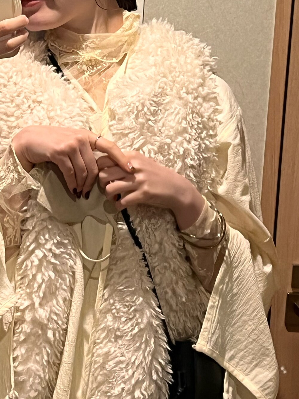 ホワイト系のTシャツ/カットソー、ホワイト系のベスト、ブラウン系のブーツを着用したレディースの秋コーディネートの3枚目の写真