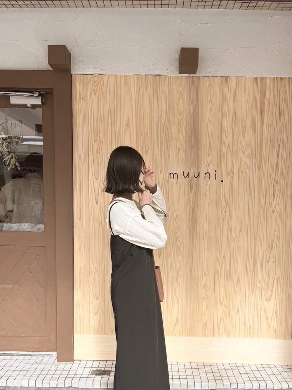 ブラック系のワンピース、ブラウン系のTシャツ/カットソー、ホワイト系のTシャツ/カットソーを着用したレディースの冬コーディネートの2枚目の写真