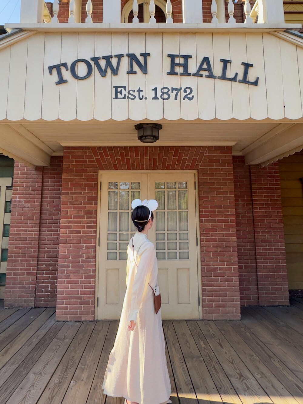 ベージュ系のワンピース、ベージュ系のTシャツ/カットソーを着用したレディースの春コーディネートの4枚目の写真