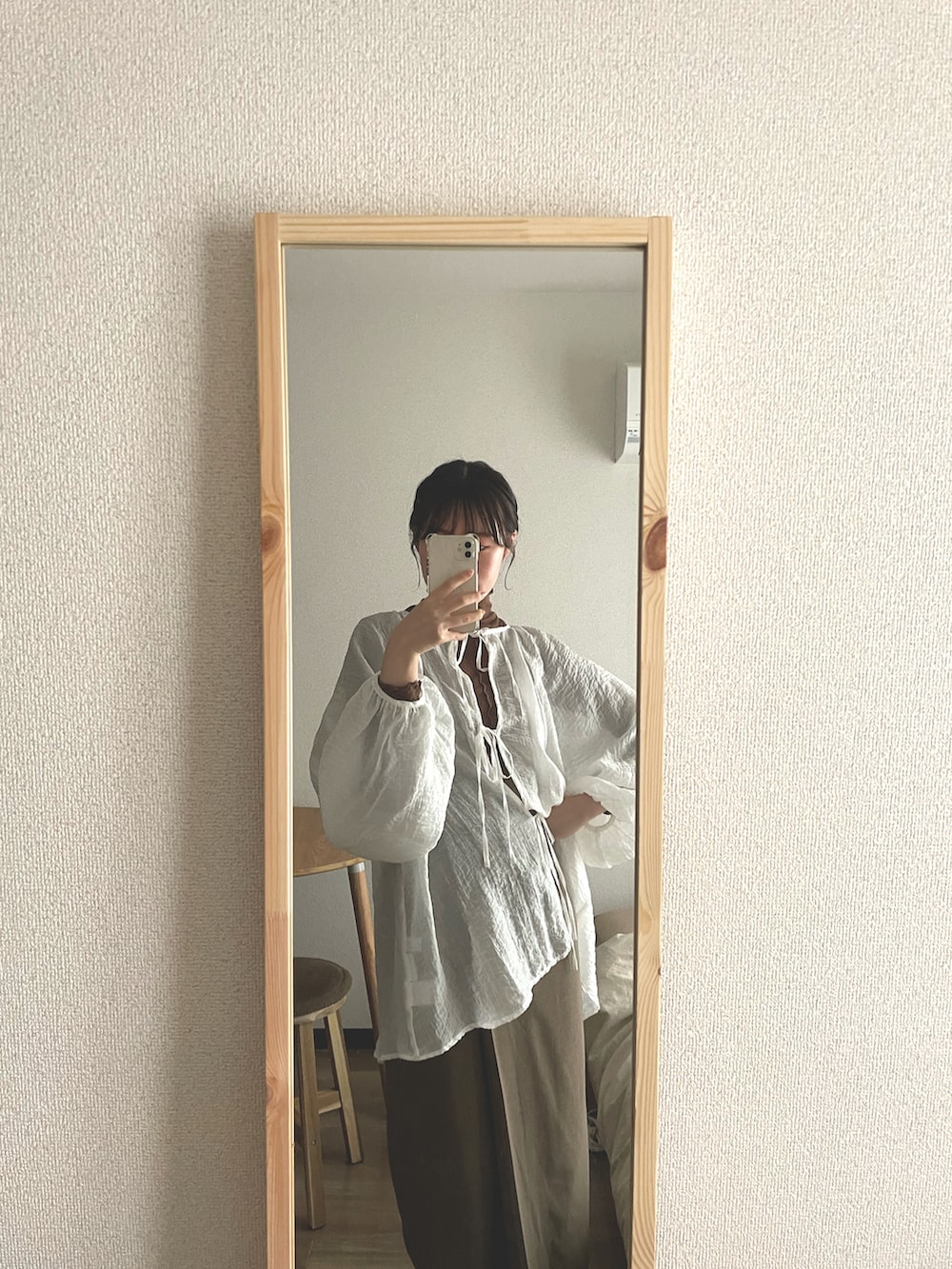 ホワイト系のシャツ/ブラウス、ブラウン系のスカートを着用したレディースの夏コーディネートの2枚目の写真