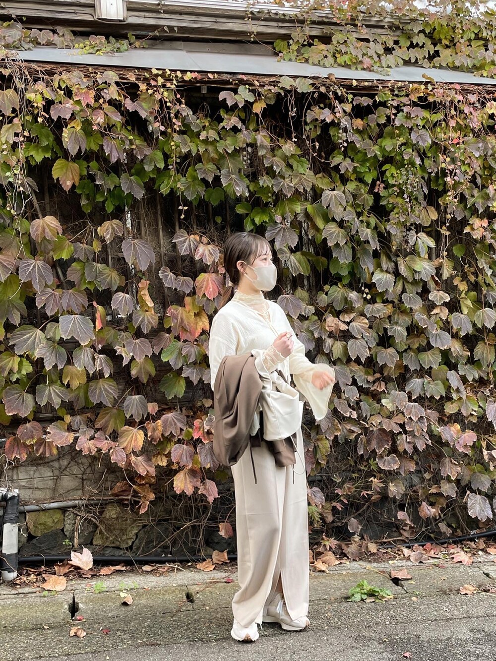 ベージュ系のパンツを着用したレディースの秋コーディネートの3枚目の写真