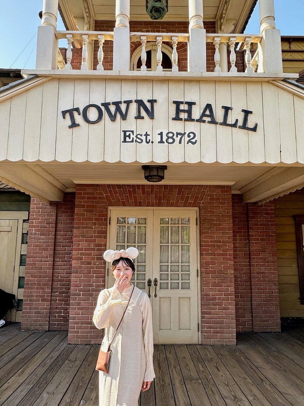 ベージュ系のワンピース、ベージュ系のTシャツ/カットソーを着用したレディースの春コーディネートの3枚目の写真