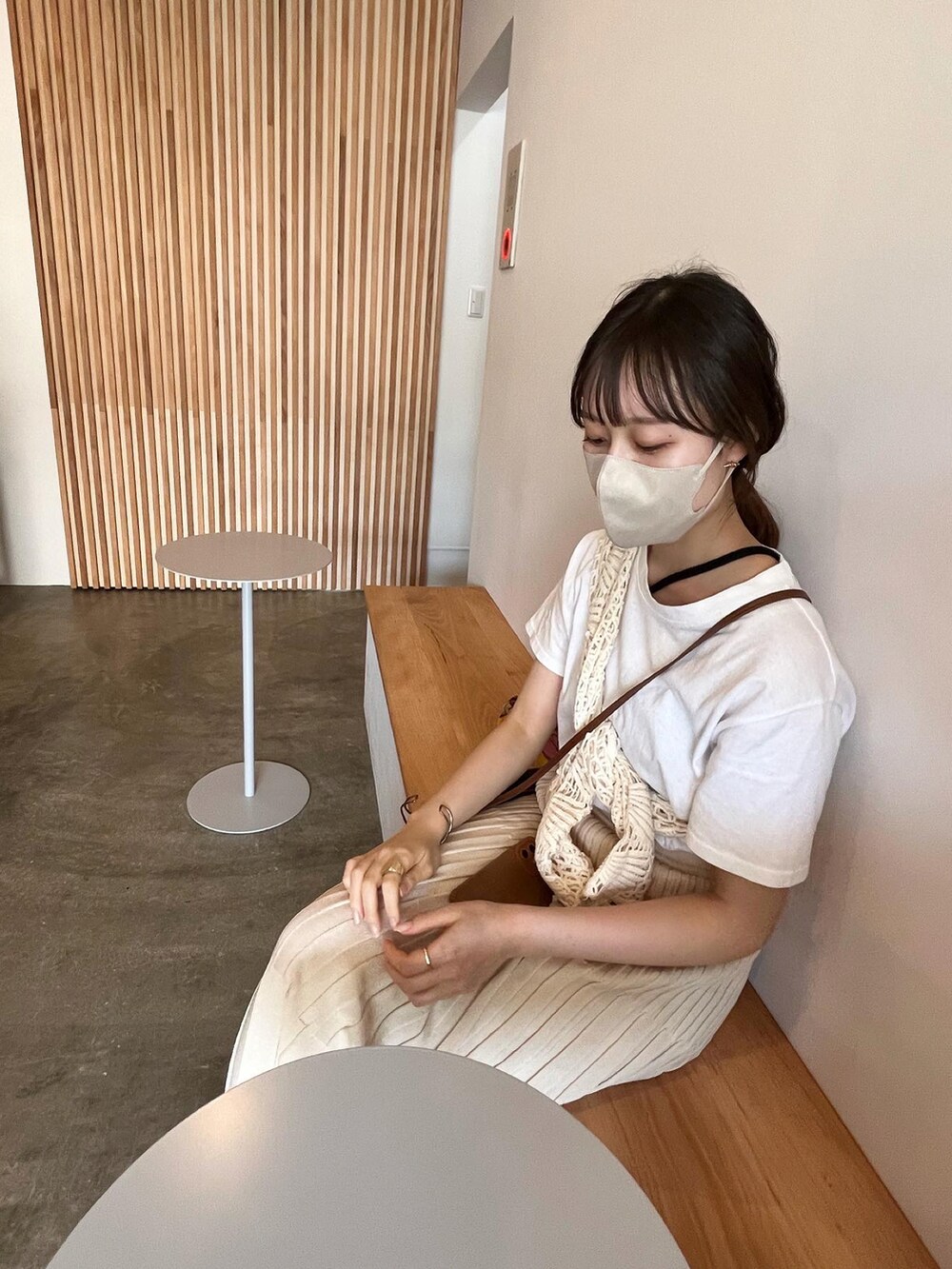 ホワイト系のスカート、ベージュ系のトップスを着用したレディースの秋コーディネートの3枚目の写真