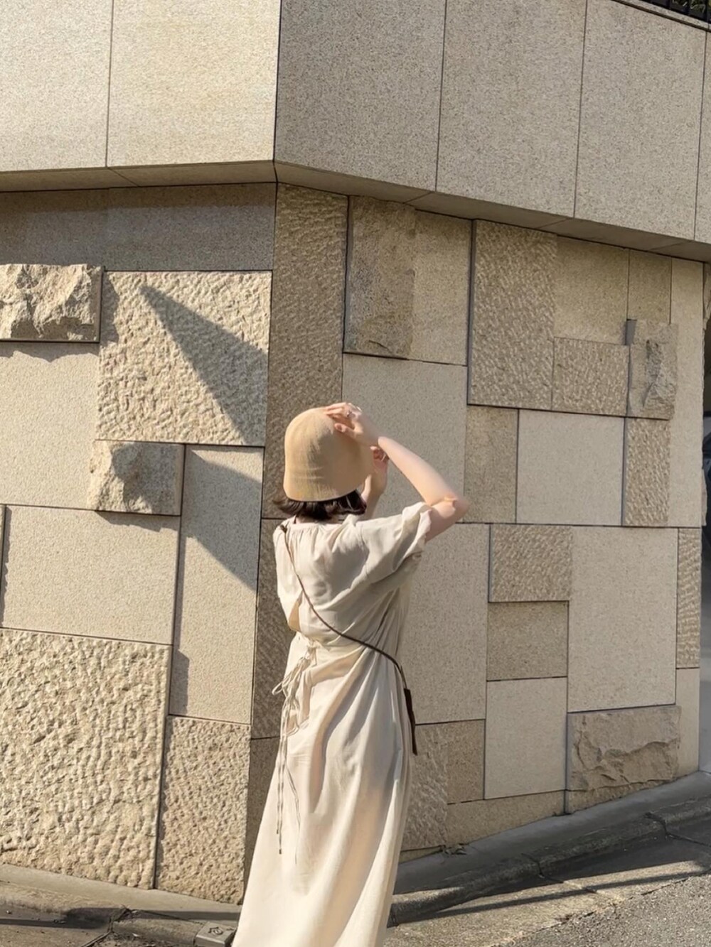 ベージュ系のワンピースを着用したレディースの夏コーディネートの3枚目の写真