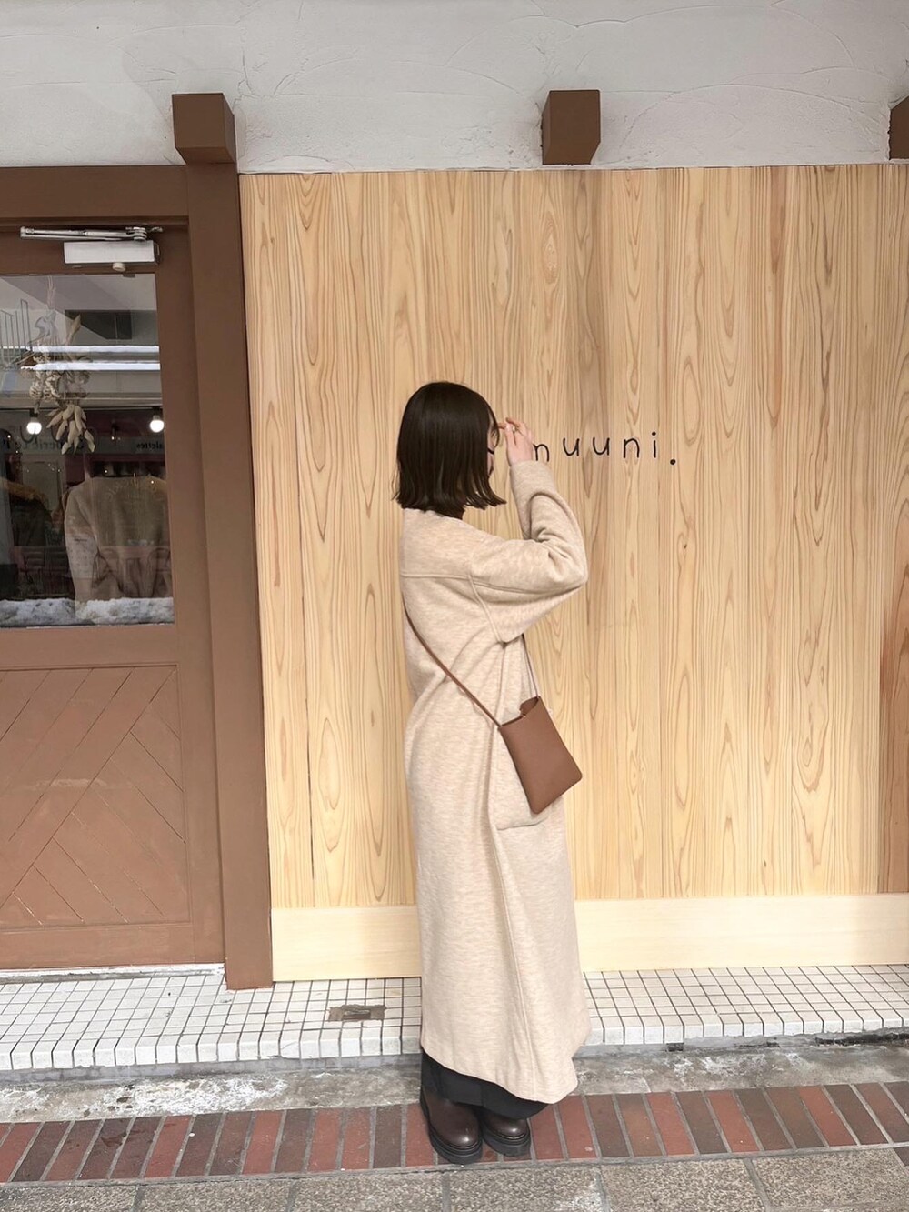 ベージュ系のその他アウターを着用したレディースの冬コーディネートの4枚目の写真