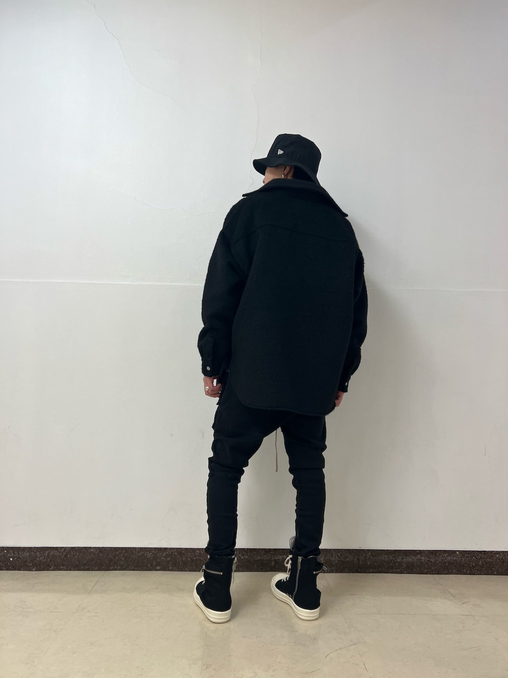 ブラック系のシャツ/ブラウス、ブラック系のその他パンツ、ブラック系のシャツ/ブラウスを着用したメンズの秋コーディネートの2枚目の写真