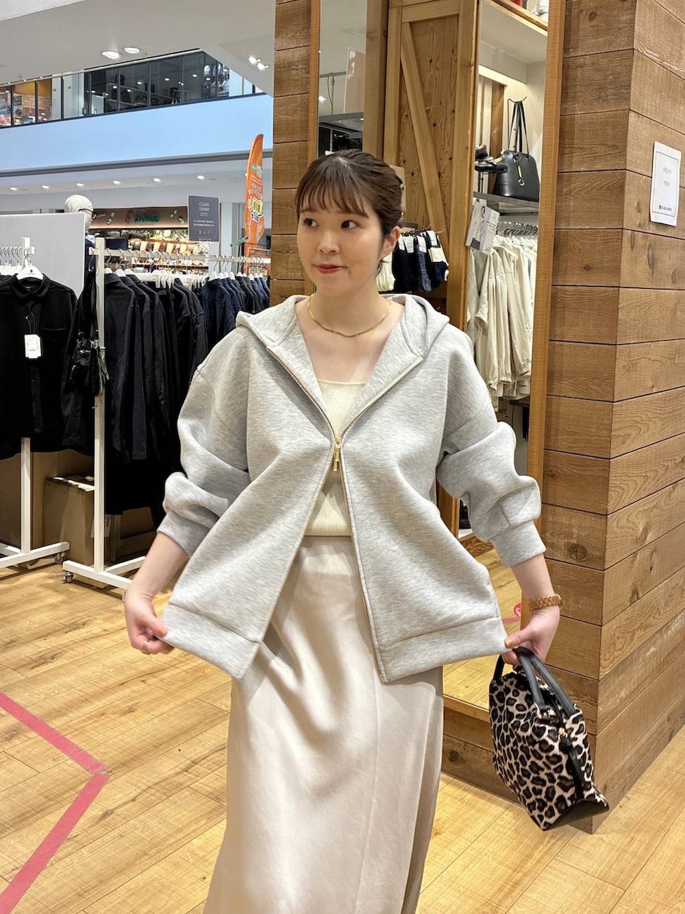 その他のショルダーバッグ、グレー系のスカート、グレー系のパーカーを着用したレディースの春コーディネートの4枚目の写真