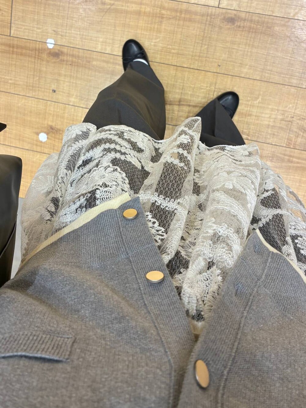 ホワイト系のその他トップス、グレー系のカーディガン/ボレロ、ブラック系のボストンバッグを着用したレディースの春コーディネートの2枚目の写真