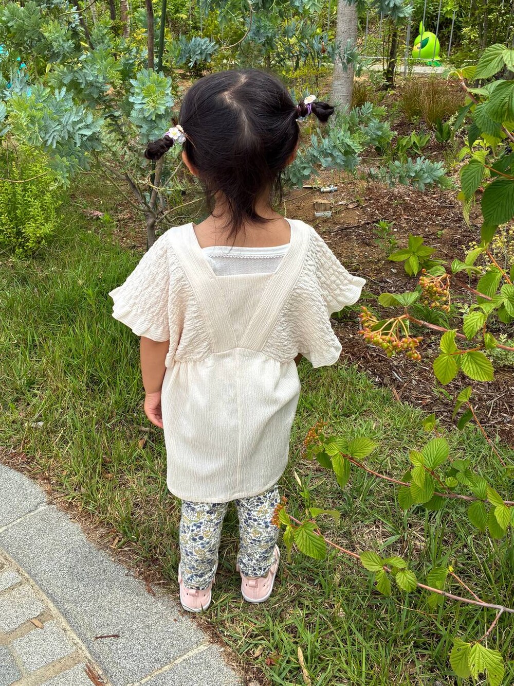 ベージュ系のシャツ/ブラウスを着用したレディースの夏コーディネートの4枚目の写真