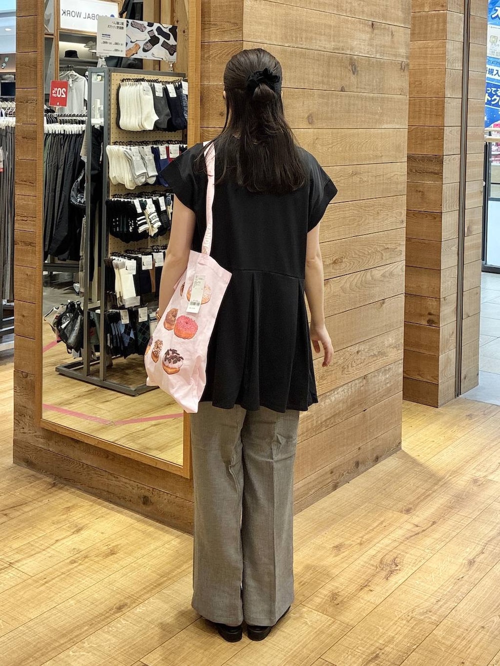 グレー系のその他パンツ、ブラック系のTシャツ/カットソー、ブラック系のサンダルを着用したレディースの夏コーディネートの3枚目の写真